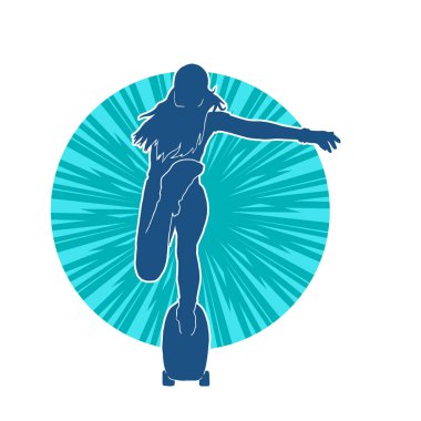 Güzel genç kız kaykayın taşıyıcı silueti. Sıska bir kadın kaykaycının silueti hareket halinde..