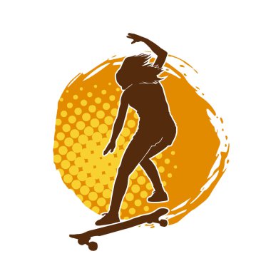 Hareket halindeki bir kadın silueti kaykay üzerinde poz veriyor. Kaykaylı şehirli bir kızın silueti..