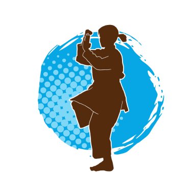 Dövüş sanatları yapan zayıf bir kadının silueti. Dövüş sanatlarında çalışan bir kadının silueti..