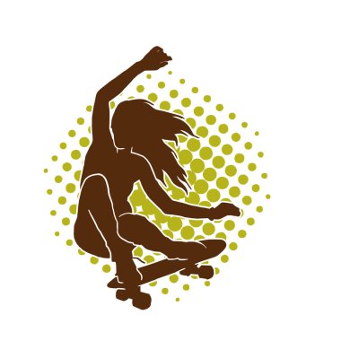 Hareket halindeki bir kadın silueti kaykay üzerinde poz veriyor. Kaykaylı şehirli bir kızın silueti..