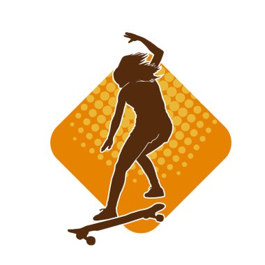 Hareket halindeki bir kadın silueti kaykay üzerinde poz veriyor. Kaykaylı şehirli bir kızın silueti..