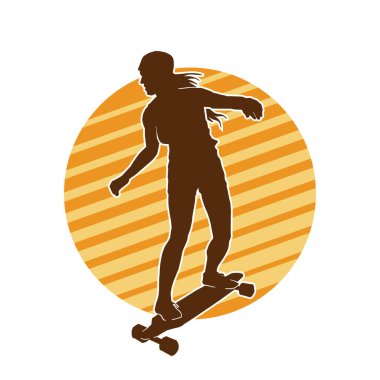 Hareket halindeki bir kadın silueti kaykay üzerinde poz veriyor. Kaykaylı şehirli bir kızın silueti..