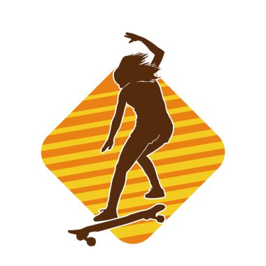 Hareket halindeki bir kadın silueti kaykay üzerinde poz veriyor. Kaykaylı şehirli bir kızın silueti..