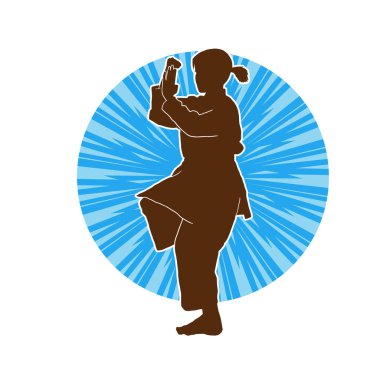 Dövüş sanatları yapan zayıf bir kadının silueti. Dövüş sanatlarında çalışan bir kadının silueti..