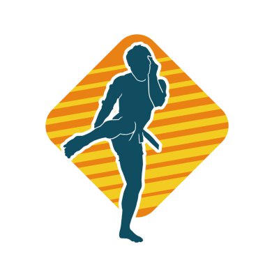 Hareketli erkek kickboksör atletinin silueti. Kickboks yapan bir adamın silueti..