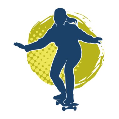 Hareket halindeki bir kadın silueti kaykay üzerinde poz veriyor. Kaykaylı şehirli bir kızın silueti..