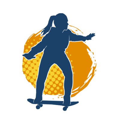 Hareket halindeki bir kadın silueti kaykay üzerinde poz veriyor. Kaykaylı şehirli bir kızın silueti..