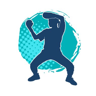 Dövüş sanatları yapan zayıf bir kadının silueti. Dövüş sanatlarında çalışan bir kadının silueti..