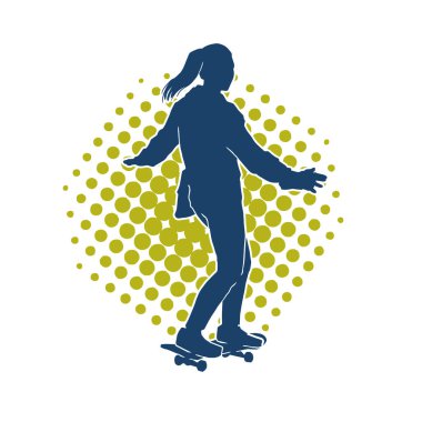 Hareket halindeki bir kadın silueti kaykay üzerinde poz veriyor. Kaykaylı şehirli bir kızın silueti..