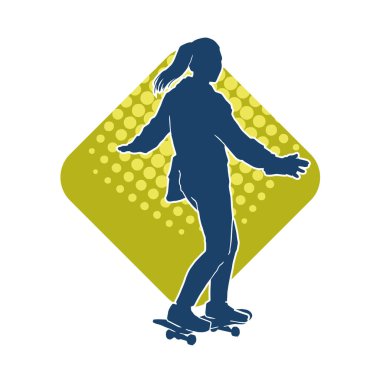 Hareket halindeki bir kadın silueti kaykay üzerinde poz veriyor. Kaykaylı şehirli bir kızın silueti..