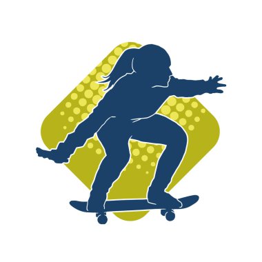 Hareket halindeki bir kadın silueti kaykay üzerinde poz veriyor. Kaykaylı şehirli bir kızın silueti..