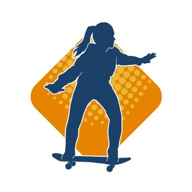 Hareket halindeki bir kadın silueti kaykay üzerinde poz veriyor. Kaykaylı şehirli bir kızın silueti..