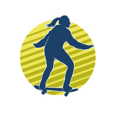 Hareket halindeki bir kadın silueti kaykay üzerinde poz veriyor. Kaykaylı şehirli bir kızın silueti..