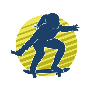 Hareket halindeki bir kadın silueti kaykay üzerinde poz veriyor. Kaykaylı şehirli bir kızın silueti..