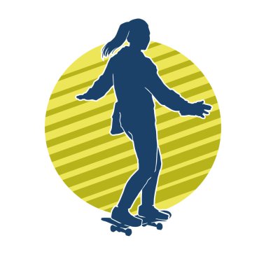 Hareket halindeki bir kadın silueti kaykay üzerinde poz veriyor. Kaykaylı şehirli bir kızın silueti..