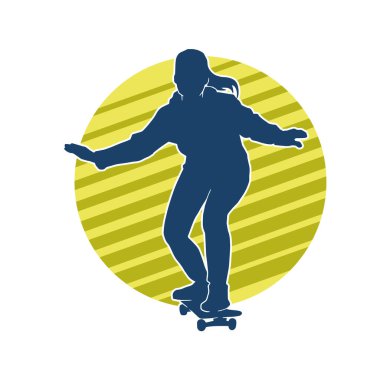 Hareket halindeki bir kadın silueti kaykay üzerinde poz veriyor. Kaykaylı şehirli bir kızın silueti..