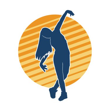 Hareketli bir kadın dansçının silueti. Dans eden zayıf bir kadının silueti..