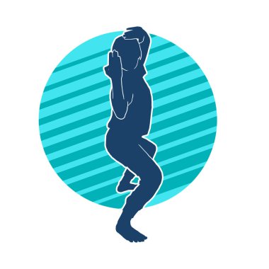 Dövüş sanatları yapan zayıf bir kadının silueti. Dövüş sanatlarında çalışan bir kadının silueti..