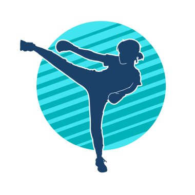 Dövüş sanatları tekmesi pozu veren bir kadının silueti. Dövüş sanatlarındaki bir kadının silueti tekme atma pozu veriyor..