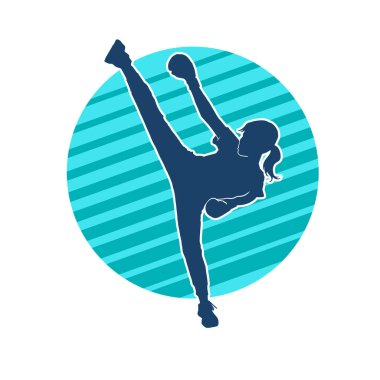 Dövüş sanatları tekmesi pozu veren bir kadının silueti. Dövüş sanatlarındaki bir kadının silueti tekme atma pozu veriyor..