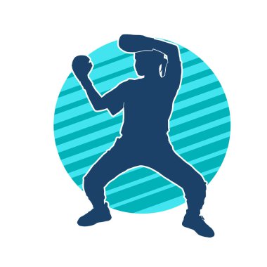 Dövüş sanatları yapan zayıf bir kadının silueti. Dövüş sanatlarında çalışan bir kadının silueti..