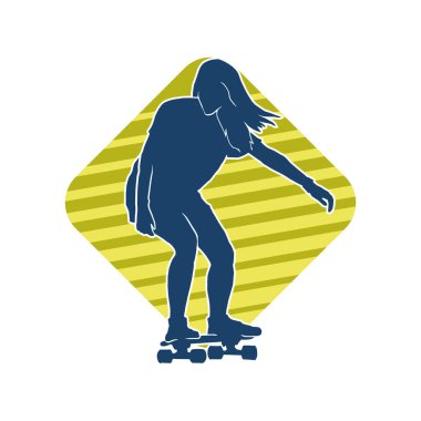 Hareket halindeki bir kadın silueti kaykay üzerinde poz veriyor. Kaykaylı şehirli bir kızın silueti..