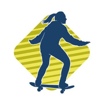 Hareket halindeki bir kadın silueti kaykay üzerinde poz veriyor. Kaykaylı şehirli bir kızın silueti..