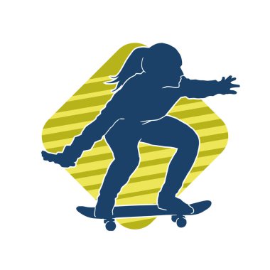 Hareket halindeki bir kadın silueti kaykay üzerinde poz veriyor. Kaykaylı şehirli bir kızın silueti..