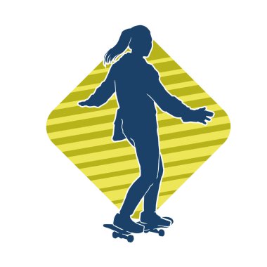 Hareket halindeki bir kadın silueti kaykay üzerinde poz veriyor. Kaykaylı şehirli bir kızın silueti..