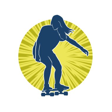 Hareket halindeki bir kadın silueti kaykay üzerinde poz veriyor. Kaykaylı şehirli bir kızın silueti..