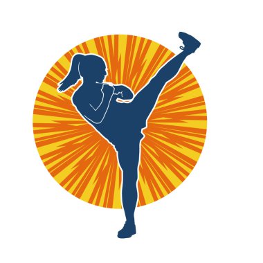 Dövüş sanatları tekmesi pozu veren bir kadının silueti. Dövüş sanatlarındaki bir kadının silueti tekme atma pozu veriyor..