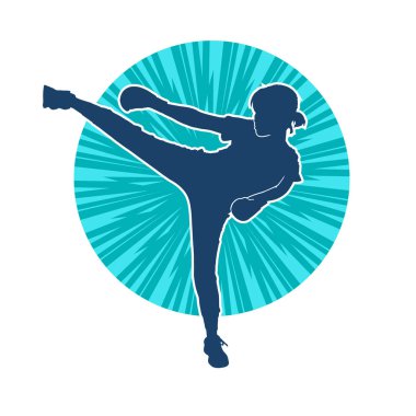 Dövüş sanatları tekmesi pozu veren bir kadının silueti. Dövüş sanatlarındaki bir kadının silueti tekme atma pozu veriyor..