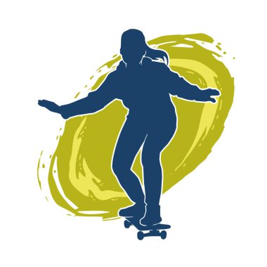 Hareket halindeki bir kadın silueti kaykay üzerinde poz veriyor. Kaykaylı şehirli bir kızın silueti..