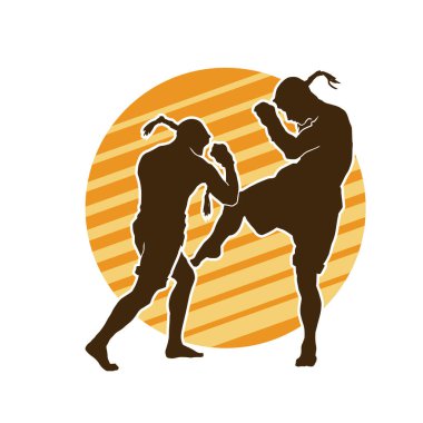 Hareketli erkek kickboksör atletinin silueti. Kickboks yapan bir adamın silueti..