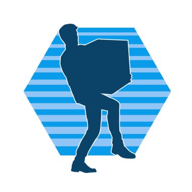 Mukavva kutuyu kaldıran bir adamın silüeti. Bir teslimat kuryesinin silüeti.