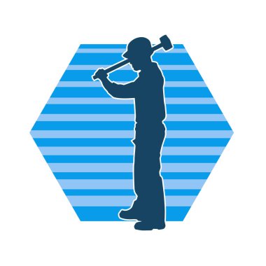 Çalışan bir işçinin silueti balyoz aletini kullanarak hareket halinde poz verir.