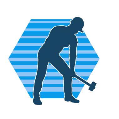 Çalışan bir işçinin silueti balyoz aletini kullanarak hareket halinde poz verir.