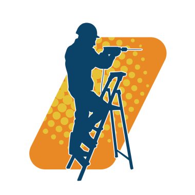 Matkap aletleri taşıyan inşaat işçisi kostümlü bir adamın silueti. İnşaat işçisi erkek silueti elektrikli matkapla hareket halinde poz veriyor. 