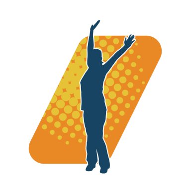 Kollarını kaldıran kadın silueti. Bir kadının silueti ellerini kaldırıyor..