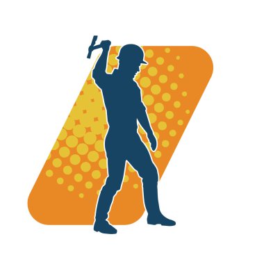 Hareket halindeki bir işçinin silueti, baltasını kullanarak poz verir..