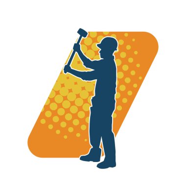 Çalışan bir işçinin silueti balyoz aletini kullanarak hareket halinde poz verir.