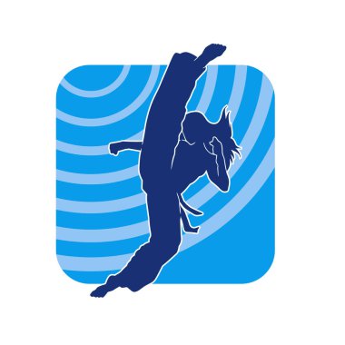 Dövüş sanatları tekmesi atan bir kadının silueti. Sportif bir kadının silueti tekme hareketi yapıyor..