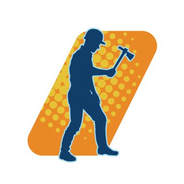 Hareket halindeki bir işçinin silueti, baltasını kullanarak poz verir..