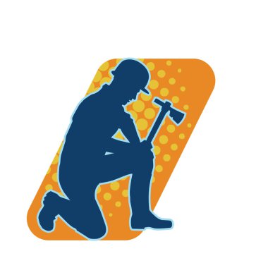 Hareket halindeki bir işçinin silueti, baltasını kullanarak poz verir..