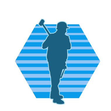 Çalışan bir işçinin silueti balyoz aletini kullanarak hareket halinde poz verir.