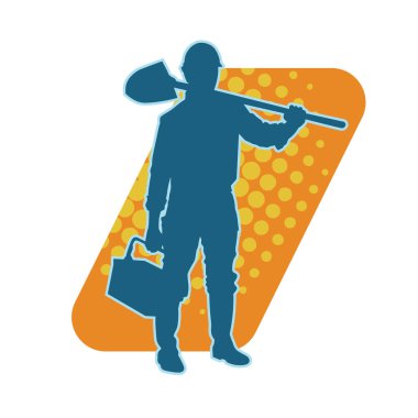 Kürek taşıyan bir işçinin silüeti. Bir işçinin hareket halindeki silueti kürek aracı kullanarak poz verir.