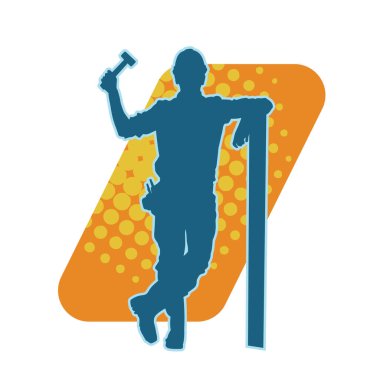 Tahta taşıyan bir inşaat işçisinin silueti..