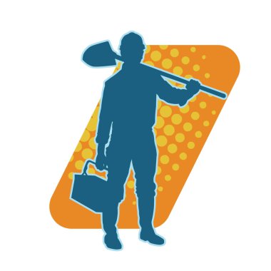 Kürek taşıyan bir işçinin silüeti. Bir işçinin hareket halindeki silueti kürek aracı kullanarak poz verir.