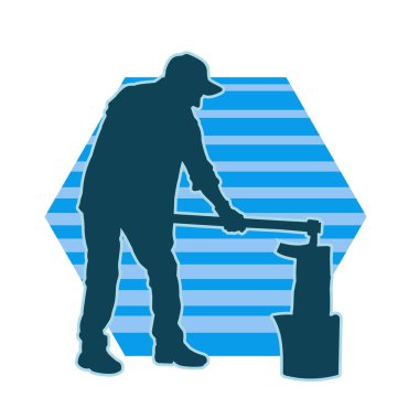 Geniş baltayla odun kıran bir erkeğin silueti. Bir ahşap işçisinin silueti.