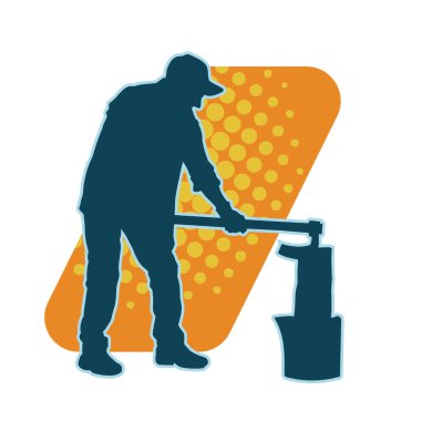 Geniş baltayla odun kıran bir erkeğin silueti. Bir ahşap işçisinin silueti.